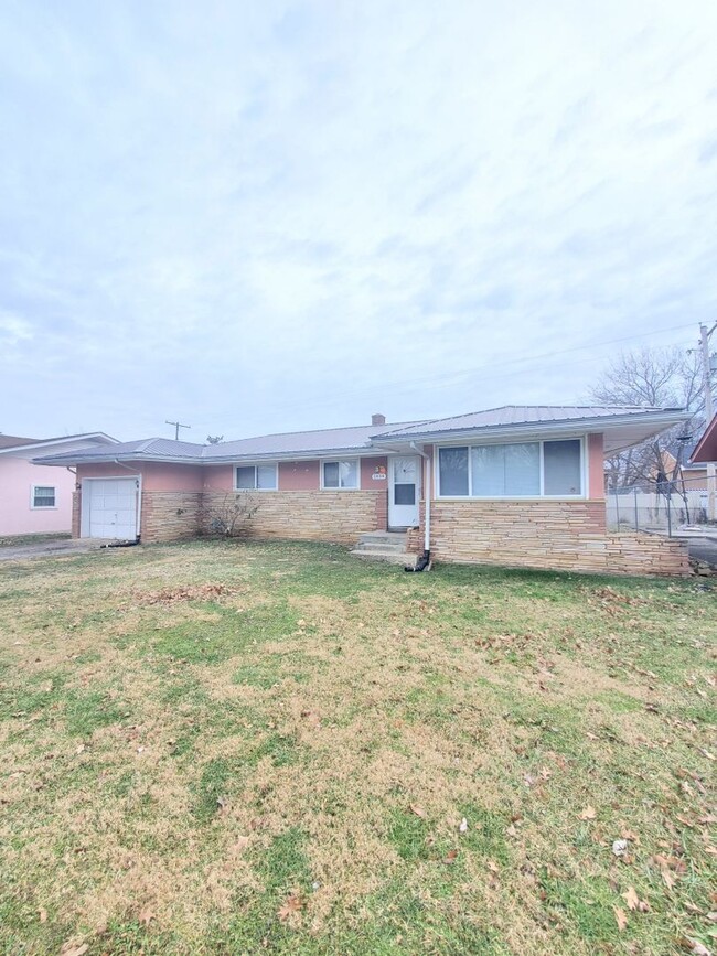Building Photo - 3 BEDROOM SINGLE FAMILY HOME