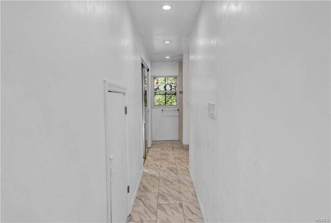 Building Photo - 1058 Wilmot Rd