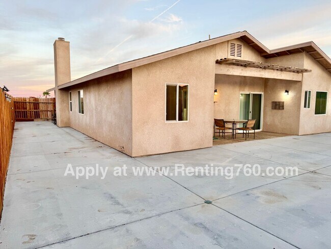 Building Photo - Gorgeous & Spacious 4 Bed Home