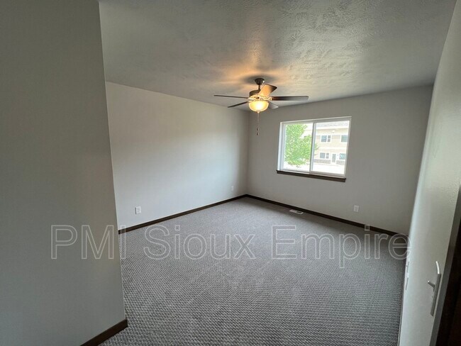 Building Photo - 5510 E Lebridge St