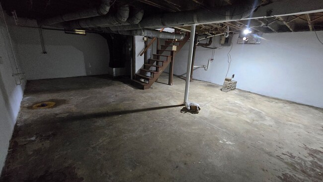 Building Photo - Three Bedroom - large upper bedroom!