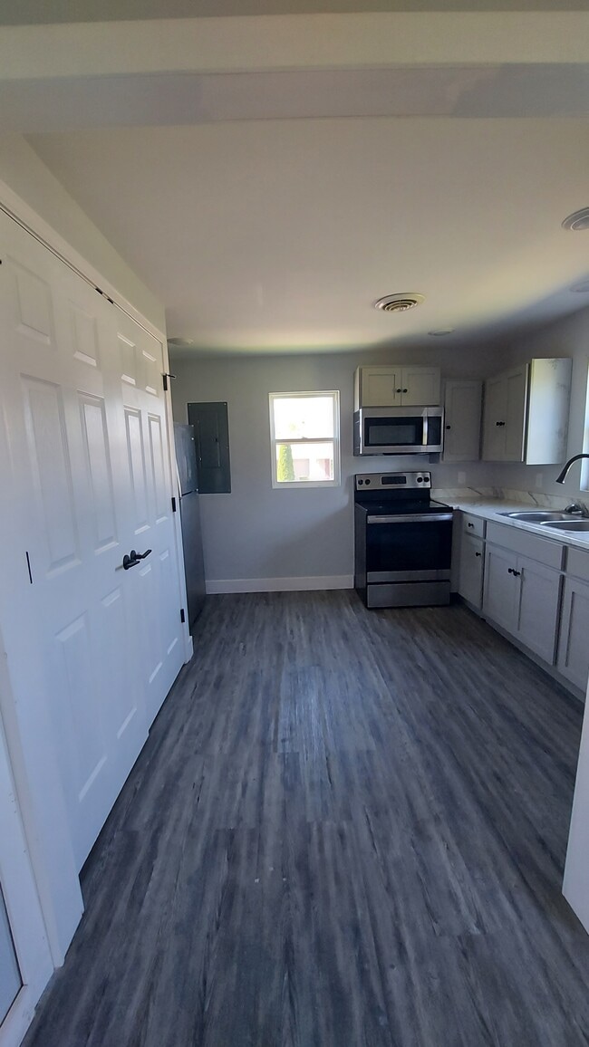 Building Photo - 1029 Emmons St