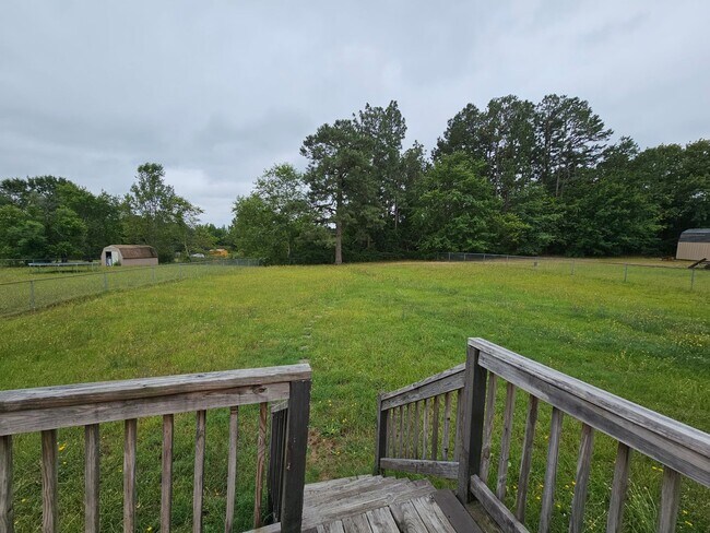 Building Photo - Renovated 3 Bedroom 2 Bath Home- Minutes from Shopping & Restaurants