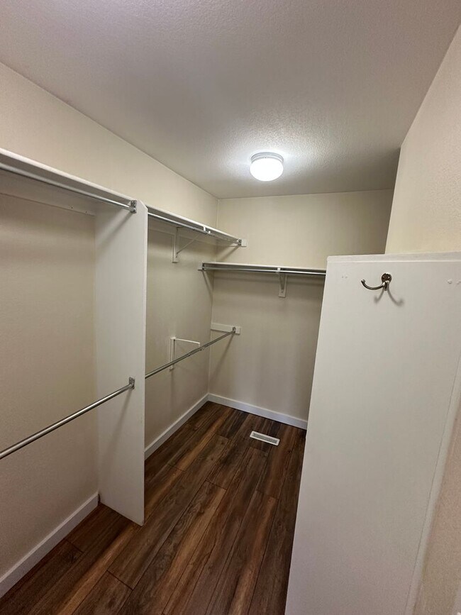 Building Photo - Beautiful Home in Windsor!