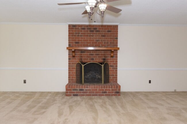 Building Photo - MOVE-IN READY $900 off first month