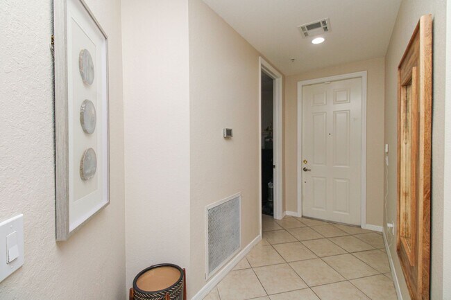 Building Photo - MARIPOSA ** SEASONAL (90 DAY MINIMUM STAY)...