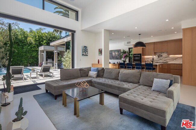 Building Photo - 631 N Curson Ave