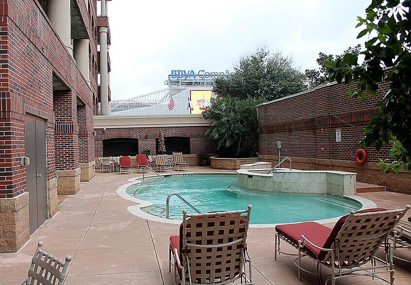 Stanford Lofts swimming pool - 505 Bastrop St