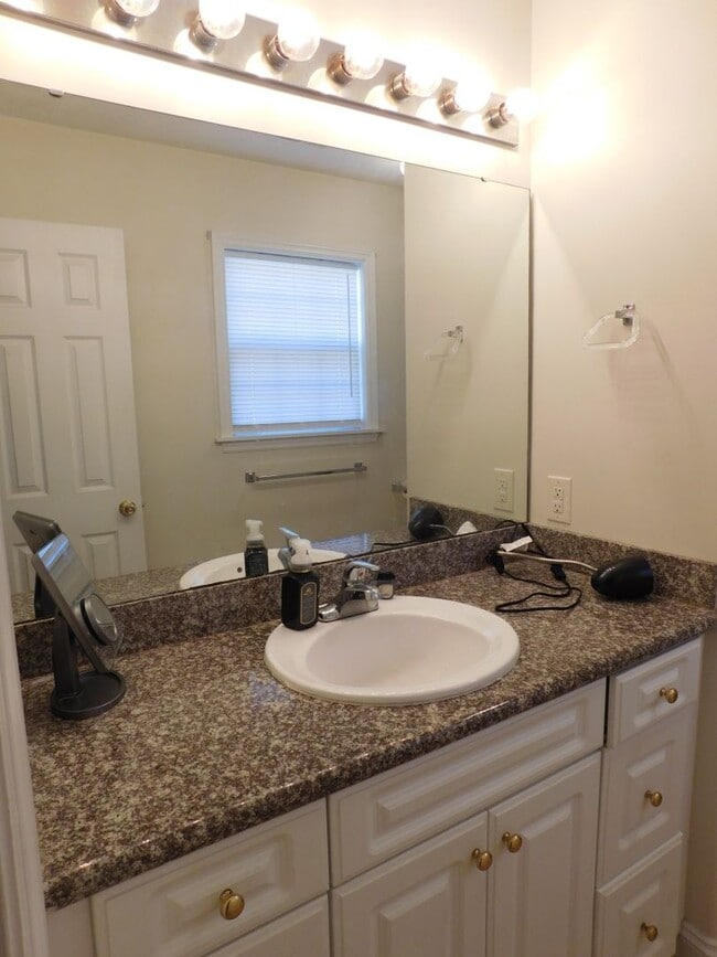 Building Photo - 119 Pella Ln