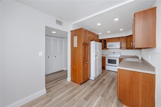 Building Photo - 7100 Sunset Way
