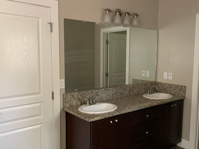 Building Photo - Beautiful home in very desirable neighborhood