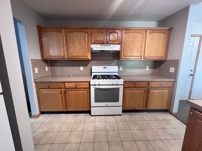 Building Photo - Spacious Duplex in Walker! Two Stall Garage!