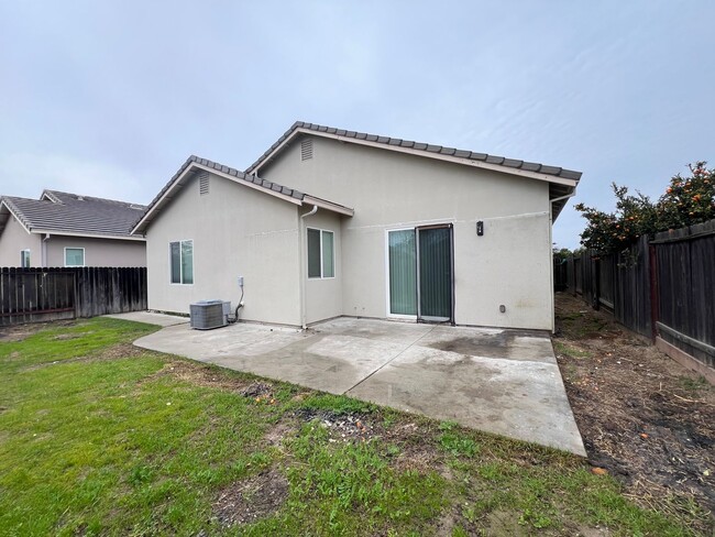 Building Photo - Spacious 4 Bedroom 2 Bath Home on Cul-De-Sac