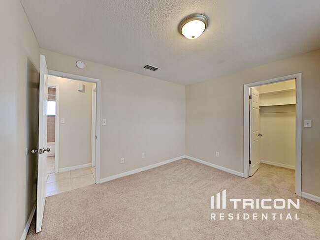 Building Photo - 227 Lochmond Dr