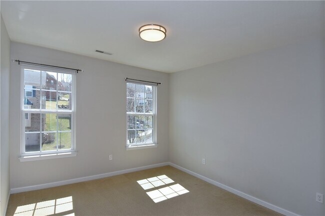 Building Photo - 616 Edison Dr