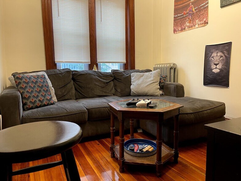 Building Photo - 2 Hillside St