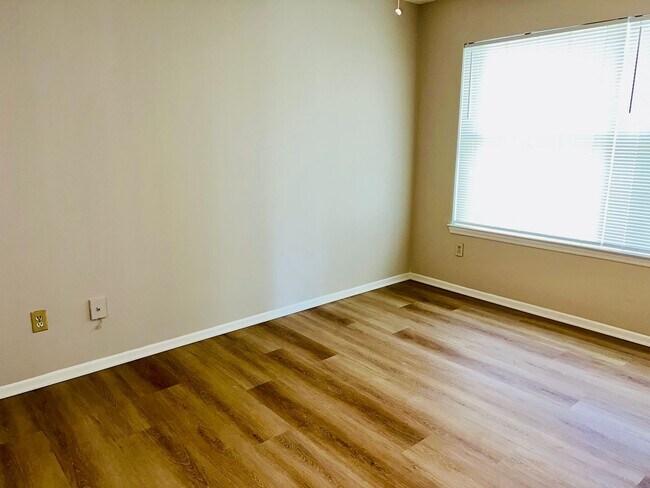 Building Photo - 2585 Grassy Point Dr