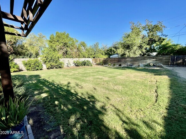 Building Photo - 1520 W Berridge Ln