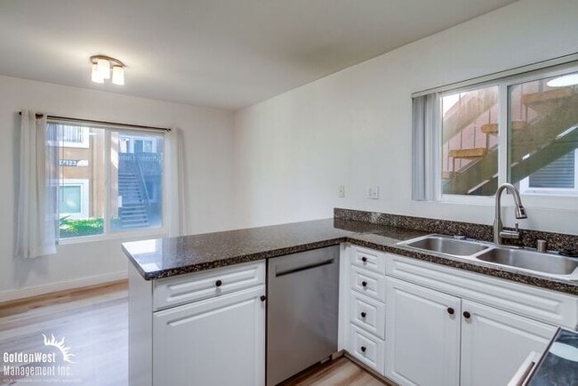 Building Photo - Stylish 2Bdm 1Ba Condo in the Waterbridge ...