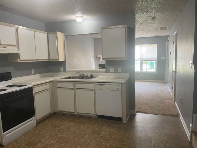 Building Photo - Two Bedroom, 1.5 Bath Townhome-201 Mesa Ln.