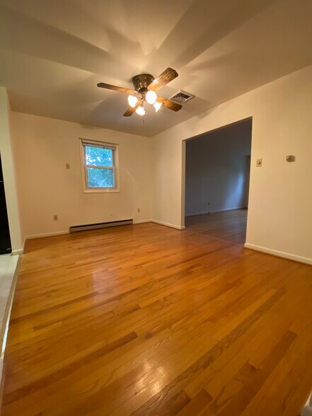 Building Photo - 923 St Clair St