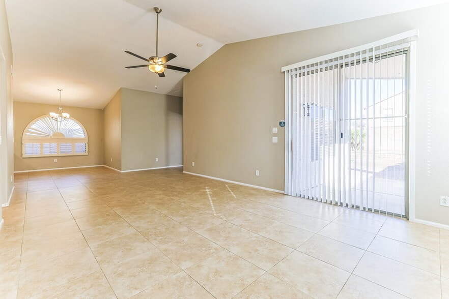 Building Photo - 672 E Lovegrass Dr