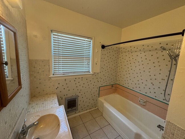 Building Photo - Charming 4-Bedroom Home