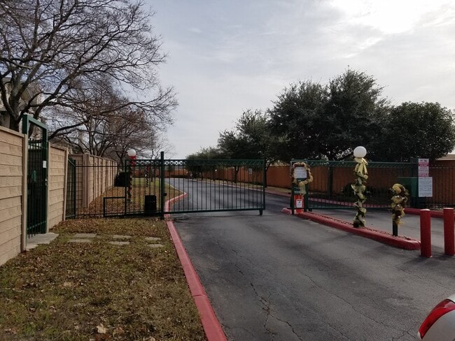 Building Photo - Adorable 2 bedroom townhome style Condo