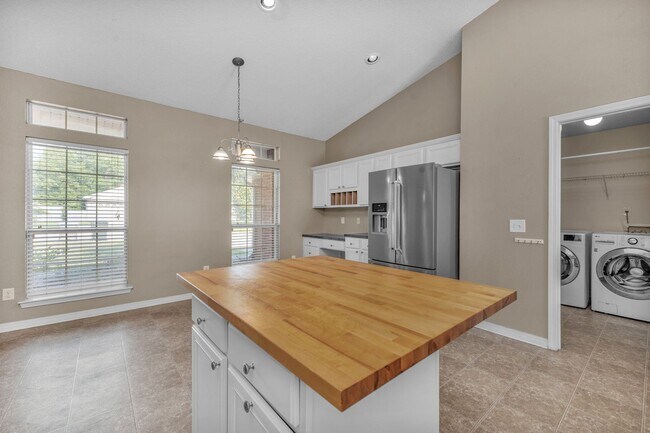 Building Photo - Pet Friendly Home Available Now!