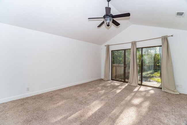 Building Photo - RENOVATED 2-BEDROOM IN WHISPERING OAKS