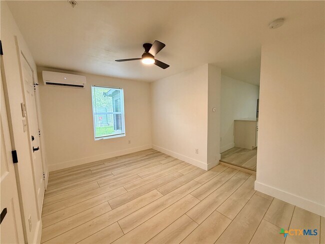 Building Photo - 2204 W San Antonio St