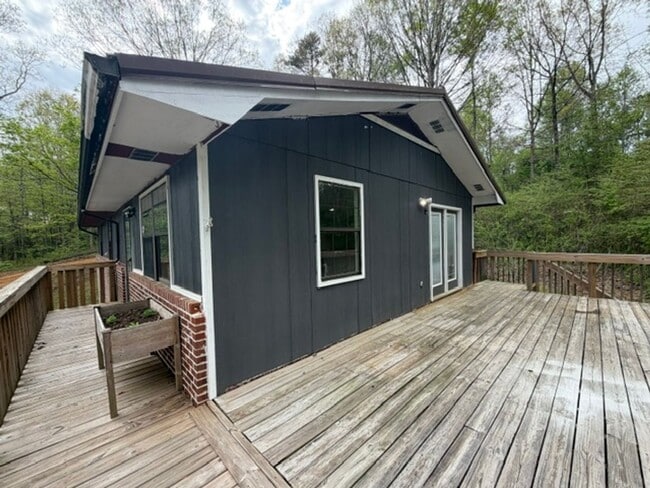 Building Photo - Lenoir City 37771 - 3 bedroom, 2 bath home - Contact Tara Hayes (865) 242-8010