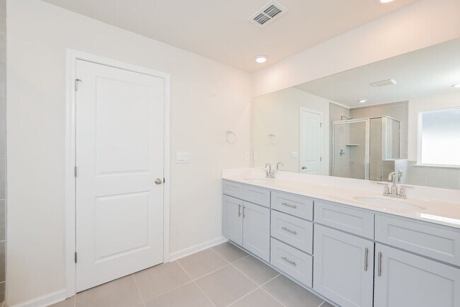 Building Photo - 5834 Un Grv Dr