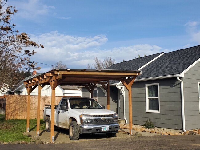 Building Photo - Remodeled 2-Bedroom Home in Roseburg