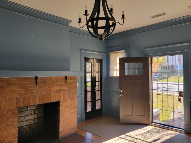 Building Photo - 10ft Ceilings - Chandeliers - Linen Gold S...