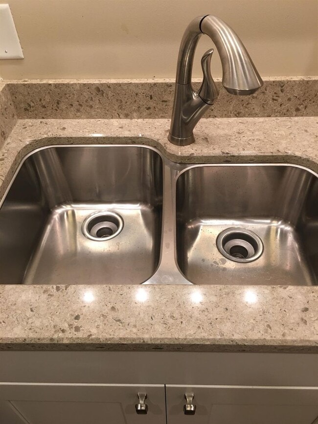 Building Photo - Awesome 2BE/2BA condo located in the heart of Sylvan Park community!