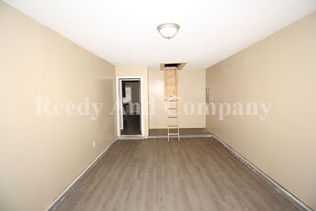 Building Photo - 3879 Briar Pl