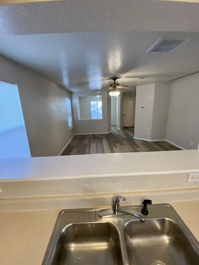 Building Photo - Beautiful 4 Bedroom