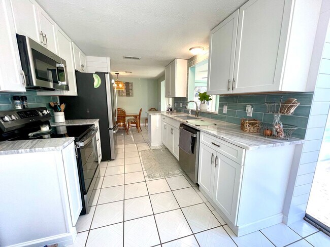 Building Photo - Beautiful Pool Home in East Venice