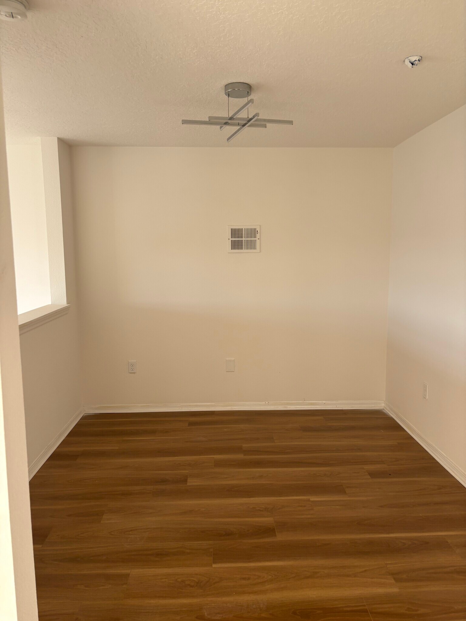 Building Photo - 501 Knights Run Ave