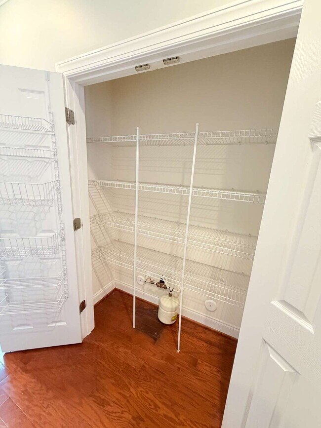 Building Photo - "Stylish 3-Bedroom Townhouse Featuring Granite Countertops & Cozy Fireplace in Winston-Salem"