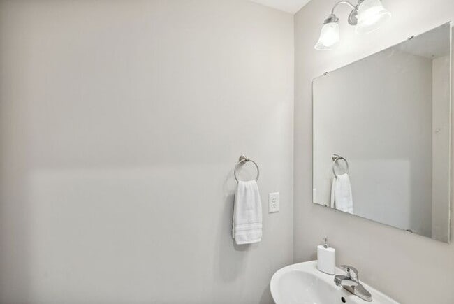Building Photo - ?Beautifully F?resh Painted Carpetless 4-B...