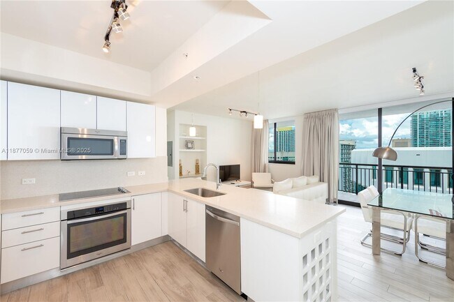 Building Photo - 999 SW 1st Ave