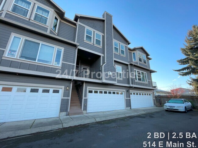 Primary Photo - Spacious and Modern 3-Story Townhome - Mol...