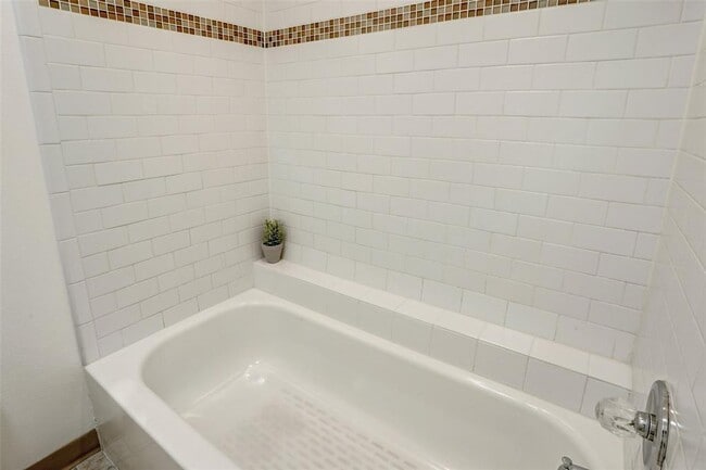 Building Photo - 7685 Northcross Dr