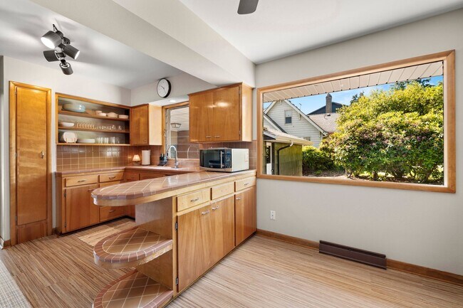 Building Photo - Mid-Century Classic! 3bd/3ba 2700 sf Short Term- FULLY FURNISHED!