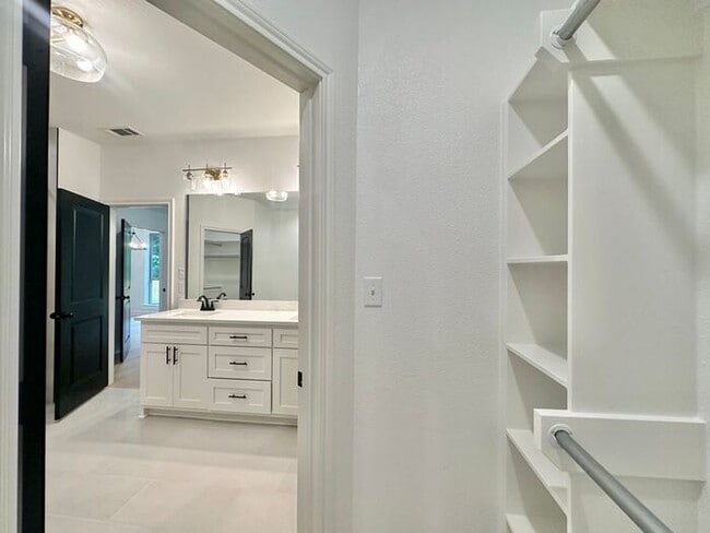 Building Photo - Available Now! Luxurious 3 Bedroom 2 Bath ...