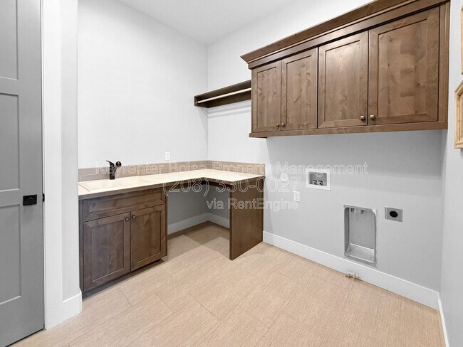 Building Photo - 8368 W Sparks Lake Dr