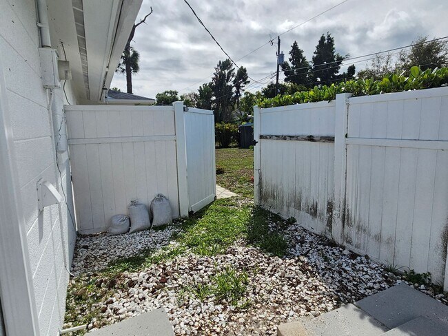 Building Photo - Annual Unfurnished 2 Bedroom 2 Bathroom Single Family Home in South Venice!