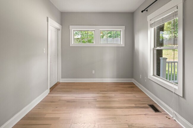 Building Photo - Beautiful Beaverdam Home